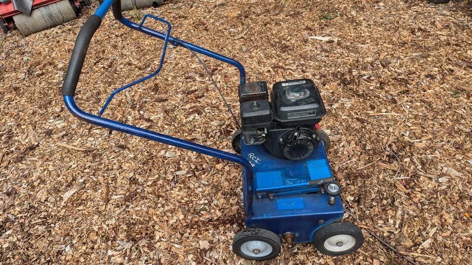 Bluebird Lawn Rake Thatcher