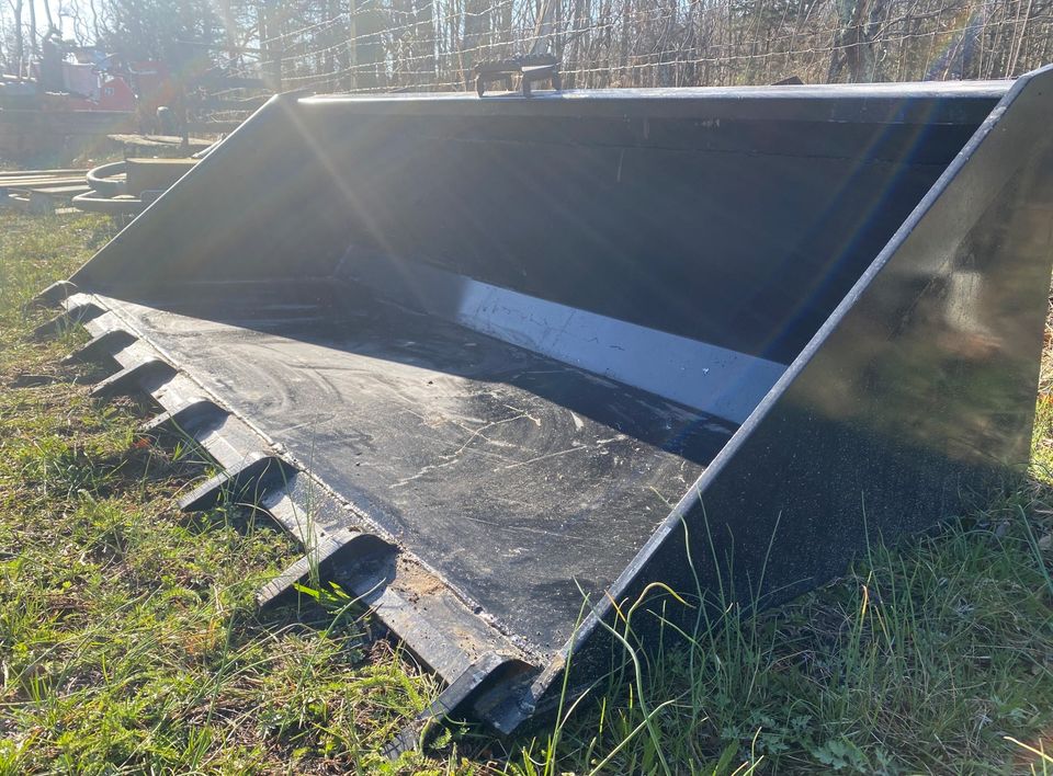 NEW 78" LP BUCKET W/ TEETH