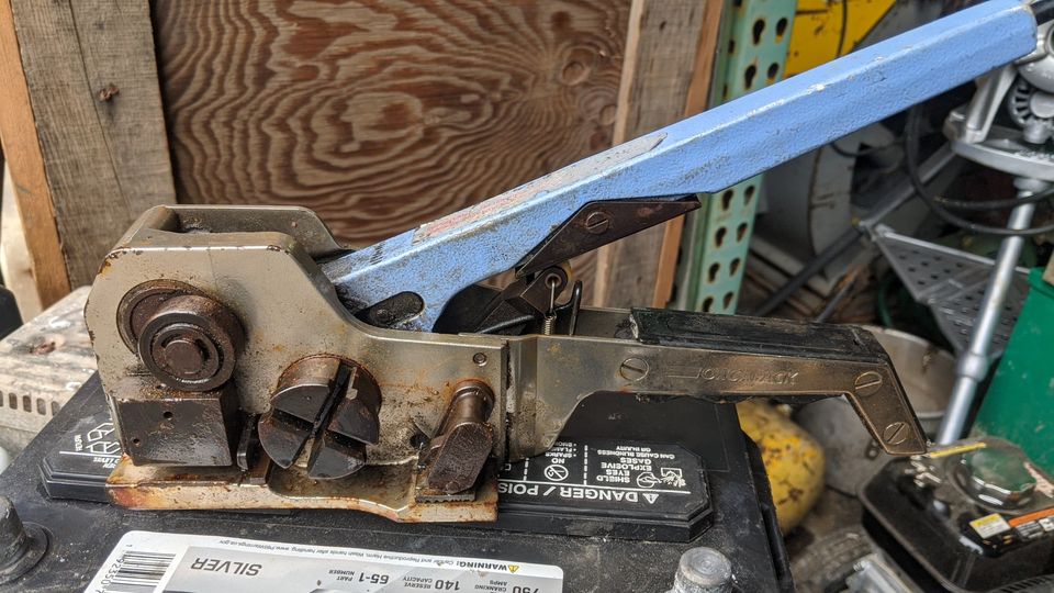 SIGNODE BANDING CART WITH PLASTIC STRAPPING AND TIGHTENING CUTTIN TOOL