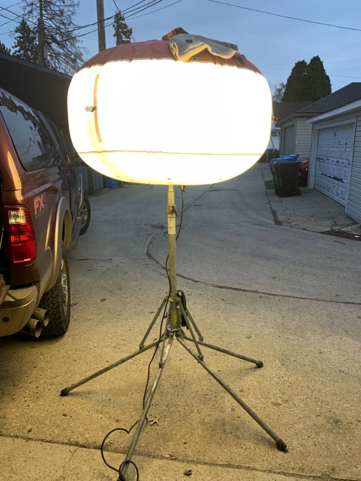 OUTDOOR BALLOON WORK LIGHT TOWER ON STAND MULTIQUIP 1000W