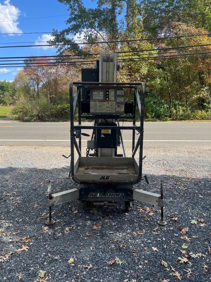 JLG 25AM Push Around Vertical Man Lift