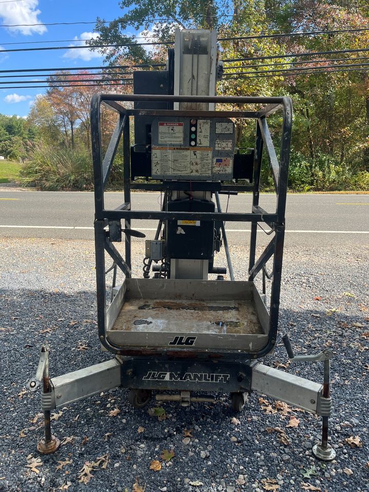 JLG 25AM Push Around Vertical Man Lift