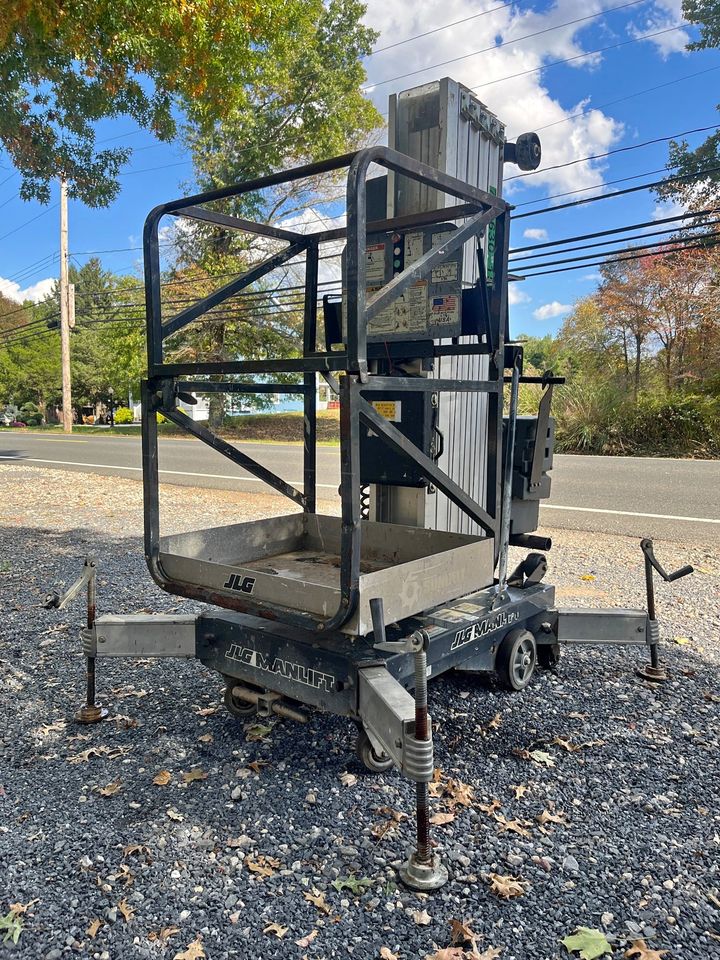 JLG 25AM Push Around Vertical Man Lift