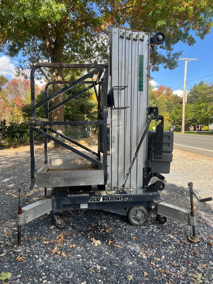 JLG 25AM Push Around Vertical Man Lift